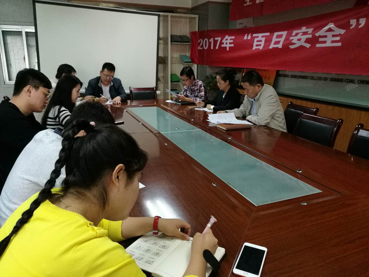 地基分公司認真?zhèn)鬟_學習建設(shè)集團干部大會精神