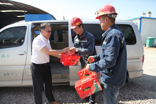 礦建二公司中秋節慰問一線工人小小月餅暖人心