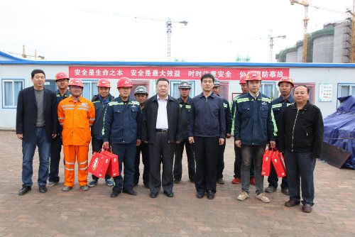 到一線，送祝福，鼓干勁