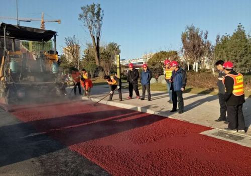 追趕超越，完成彩色路面工程，實現第一階段目標