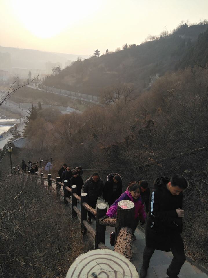 設備租賃中心開展“慶元旦﹒迎新春”登山活動