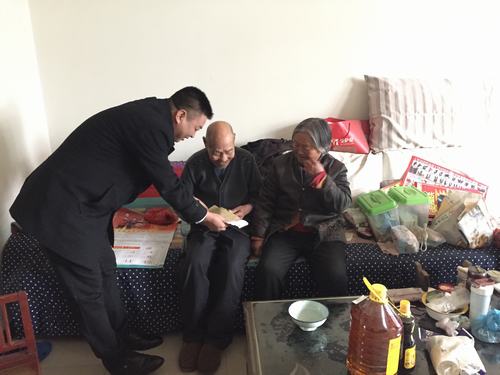 礦建二公司慰問(wèn)困難職工，送去企業(yè)關(guān)愛(ài)