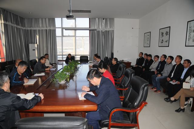  掘進公司認真傳達“追趕超越”考核點評會精神