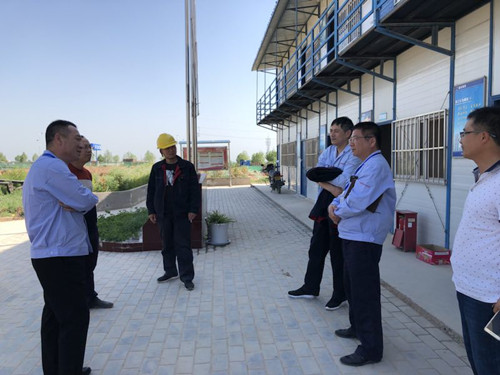 蒲城清潔能源公司副總經理任大偉一行蒞臨天工公司清源小區檢查工程進度和質量