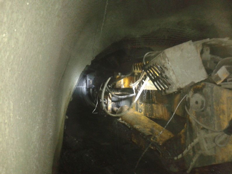 礦建三公司雙龍項目部108運輸順槽風橋與西翼回風巷順利貫通