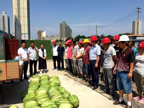 渭南臨渭區領導蒞臨施工一線送清涼