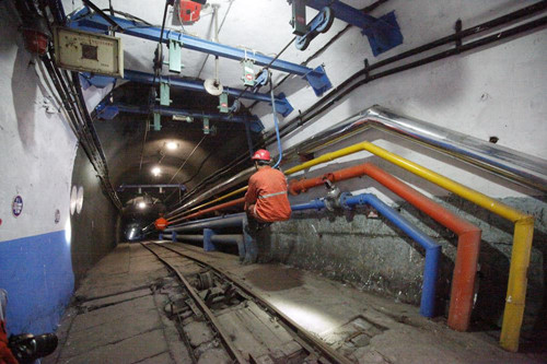 陜煤建設機電安裝公司冶坪項目部“猴車”安裝進行時