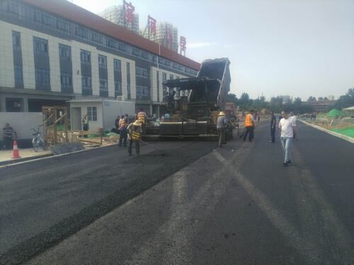 陜煤建設(shè)渭南分公司土建五部承建的濱河小學(xué)道路全線通行