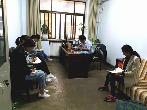 陜煤建設韓城分公司人社黨支部學習先進精神向時代楷模致敬