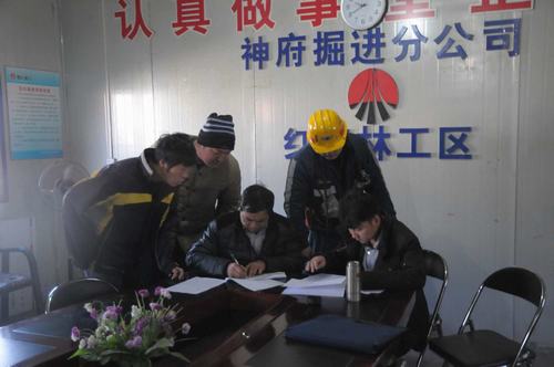 陜煤建設掘進公司:一分都不能少 保障農(nóng)民工工資顯溫情