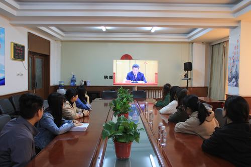 聆聽(tīng)！思考！奮進(jìn)！我們都是新時(shí)代的“追夢(mèng)人”