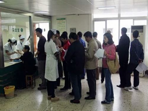 陜煤建設(shè)洗選煤運(yùn)營(yíng)公司小保當(dāng)運(yùn)營(yíng)項(xiàng)目部開展農(nóng)民工免費(fèi)體檢活動(dòng)