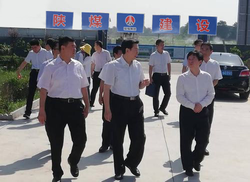 陜西省委常委、省委政法委書記莊長興一行深入陜煤建設(shè)渭南分公司南京金龍電動車項目開展調(diào)研