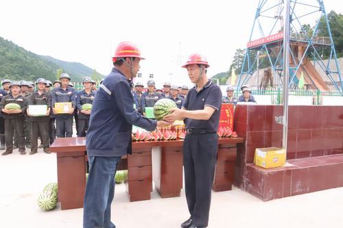 公司領(lǐng)導(dǎo)深入一線“送清涼”慰問