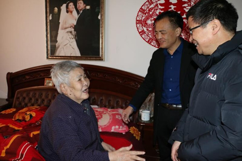 陜煤建設機電安裝公司春節前夕走訪慰問退休職工家庭