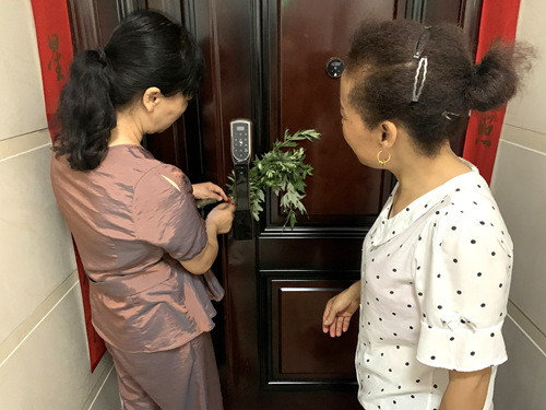 陜煤建設公司：龍灣水境小區(qū)物業(yè)開展“送艾草、迎端午”活動