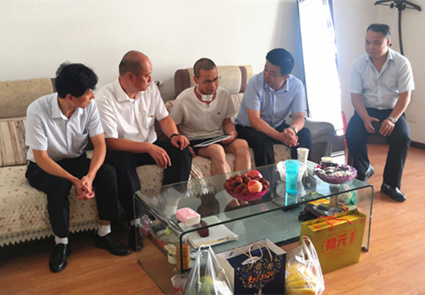 陜煤建設礦建三公司：慰問生病職工 送去關懷溫暖