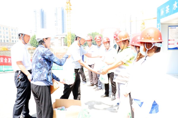 陜煤建設澄合分公司扎實開展夏日送清涼活動