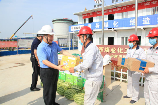 公司領(lǐng)導(dǎo)深入基層開展“送清涼”活動(dòng)