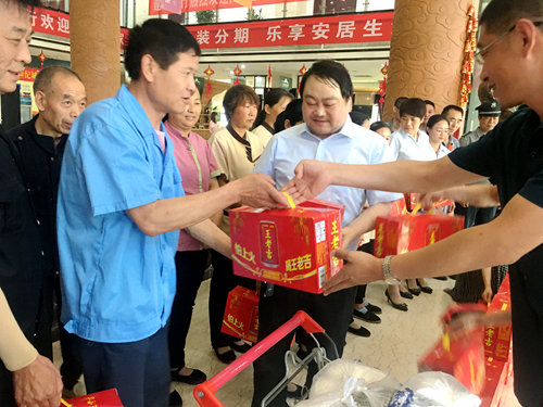 陜煤建設大秦公司：讓小區保安和工勤人員“清涼一夏”