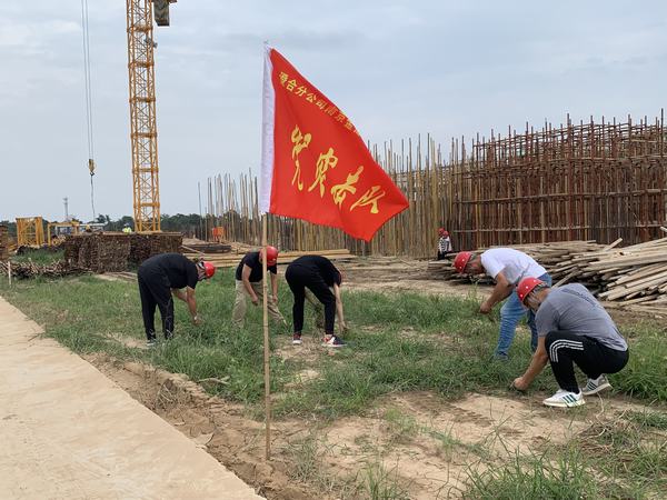 陜煤建設渭南分公司南京金龍項目黨支部讓“黨員突擊隊”旗幟在工地高高飄揚