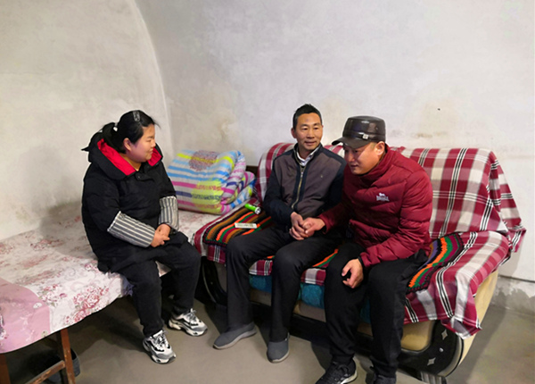 陜煤建設礦建三公司領導春節前走訪慰問困難職工