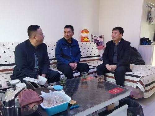 陜煤建設(shè)銅煤公司黨政領(lǐng)導春節(jié)前夕慰問困難職工