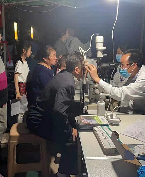 陜煤建設公司秦和物業江南世紀城管理處開展“珍愛眼睛”義診活動