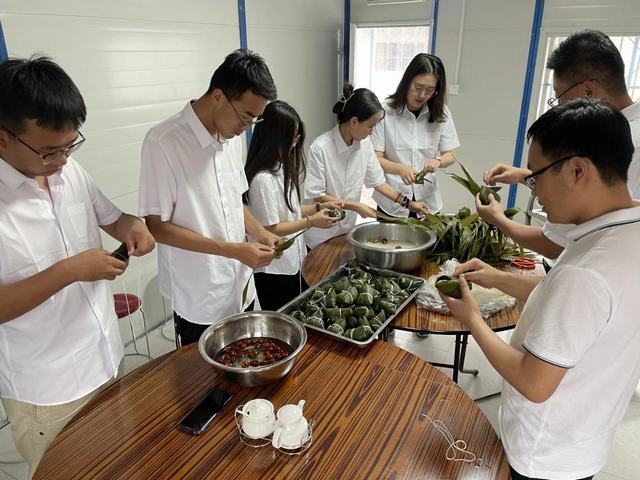 陜煤建設西北分公司開展“品味端午，傳承文明”包粽子活動