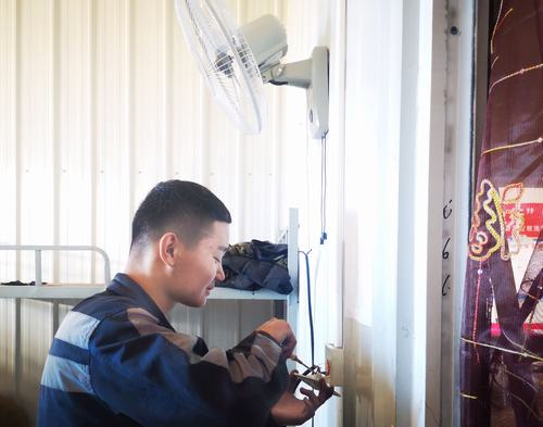 陜煤建設洗選煤運營公司左權洗煤廠項目部：處處留心辦實事，小小風扇送清風