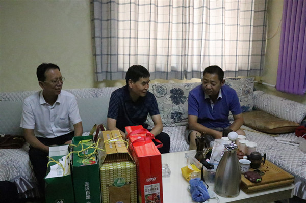 楊讓順“七一”前夕走訪慰問陜煤建設澄合分公司困難黨員