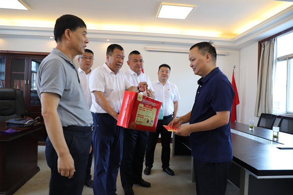 侯本英深入陜煤建設漢中分公司慰問困難黨員