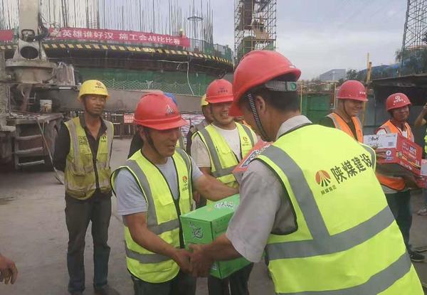 陜煤建設(shè)銅煤公司第二十一項(xiàng)目部開展慰問(wèn)一線勞務(wù)工人為施工會(huì)戰(zhàn)助力加碼