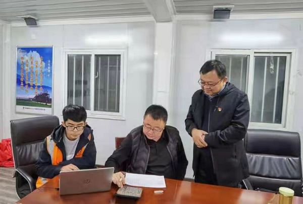 陜煤建設天工公司“機關部室走基層+黨員亮身份+解惑答疑”為職工群眾辦實事