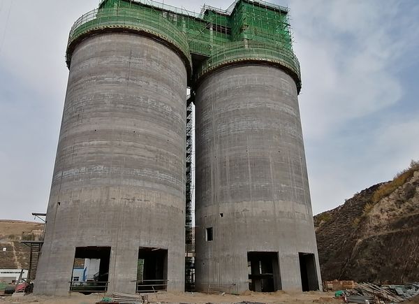 陜煤建設天工公司安裝三部施工的精煤倉工程順利封頂