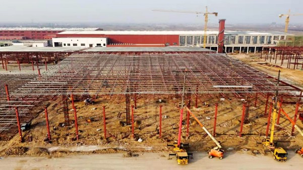 陜煤建設渭南分公司承建的南京金龍純電動商用車建設項目總裝車間首段網架順利頂升