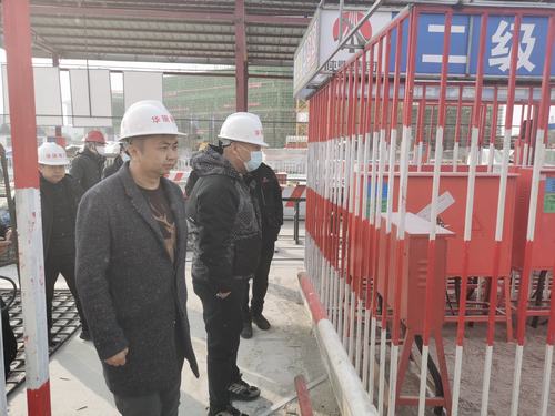 張掖市經(jīng)開區(qū)住建局、質檢站領導蒞臨張掖潤泉瑞苑項目部檢查指導工作