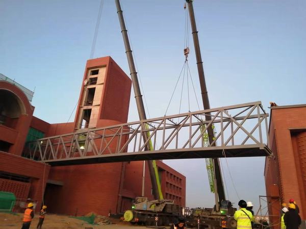 陜煤建設銅煤公司第十六項目部承建的榆林化學培訓中心鋼結構連廊吊裝順利完成
