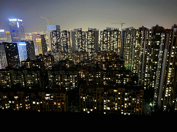 封閉的小區“封疫”不“封情”