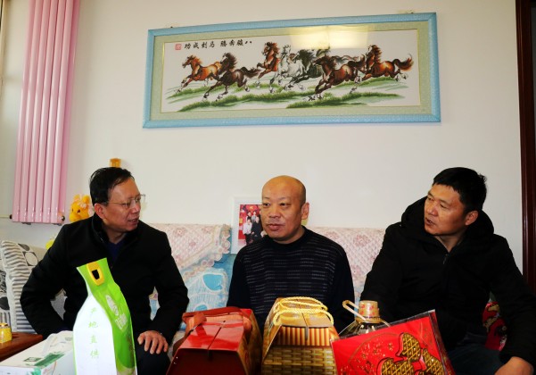 陜煤建設澄合分公司黨政領導春節前夕慰問困難職工