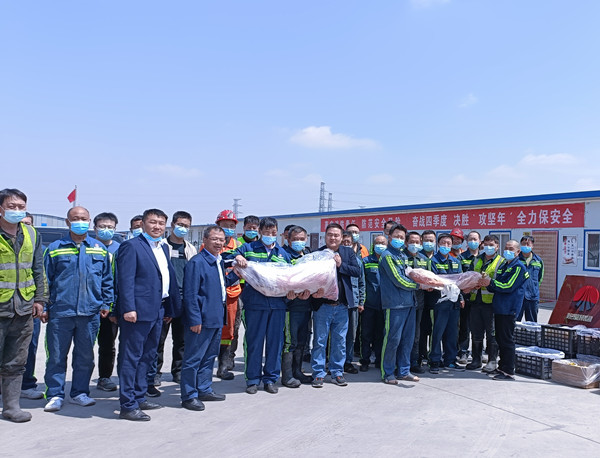 陜煤建設機電安裝公司“五一”慰問堅守崗位職工