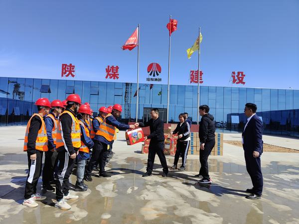 贠公法”五一“期間深入一線(xiàn)慰問(wèn)堅(jiān)守崗位員工