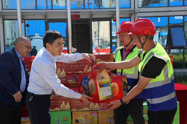 楊讓順慰問(wèn)五一期間堅(jiān)守崗位一線(xiàn)員工