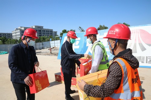 侯本英“五一”期間深入一線(xiàn)慰問(wèn)干部員工