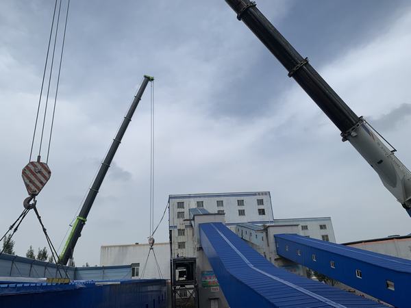 陜煤建設(shè)韓城分公司土建十二項(xiàng)目部一項(xiàng)超規(guī)模危大工程鋼桁架一次吊裝成功