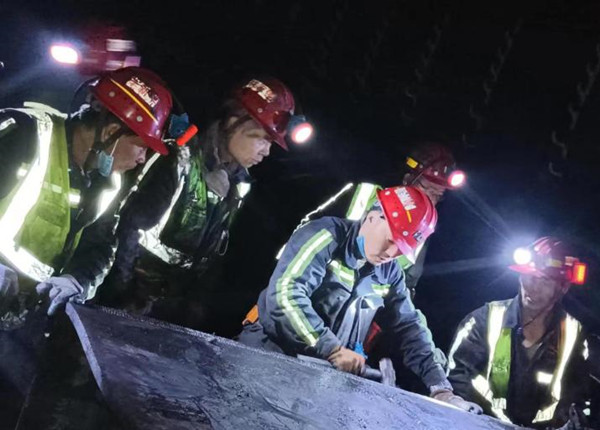 陜煤建設(shè)機(jī)電安裝公司：提前6天完成膠運(yùn)順槽帶式輸送機(jī)安裝工程