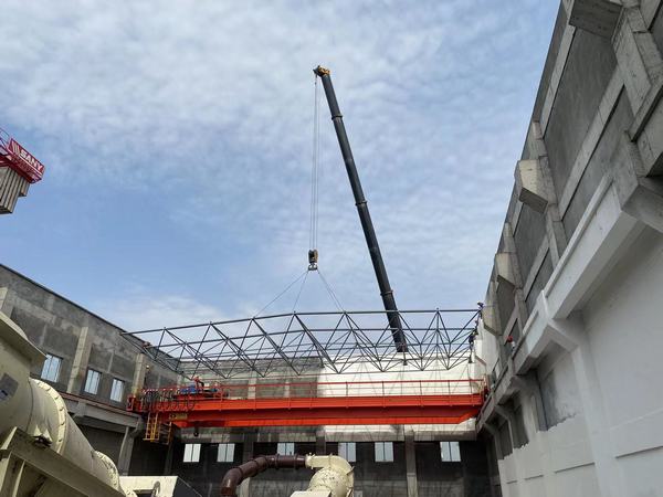 陜煤建設韓城分公司檸條塔礦井選煤廠二號主廠房工程鋼網架吊裝順利完成