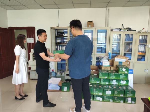 炎炎夏日送清涼，濃濃關愛沁人心