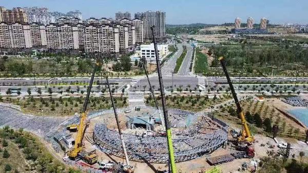 陜煤建設(shè)榆林公司科創(chuàng)新城同慧運(yùn)動公園項(xiàng)目廊架工程單片桁架順利完成首吊