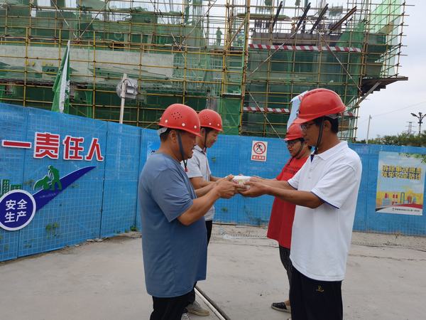 陜煤建設韓城分公司土建一項目部頂烈日送“清涼”綠豆湯帶“溫暖”